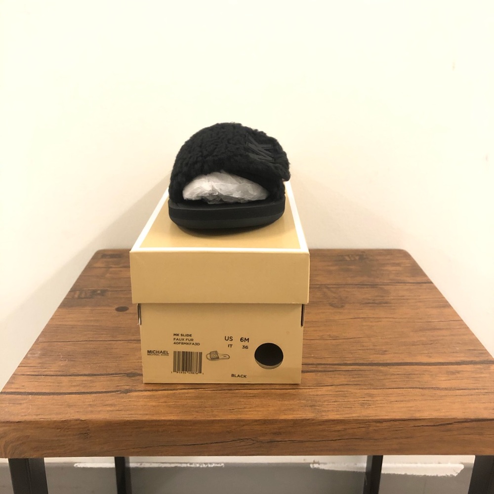 NEW AUTHENTIC WOMEN’S MICHAEL KORS SANDALS BLACK